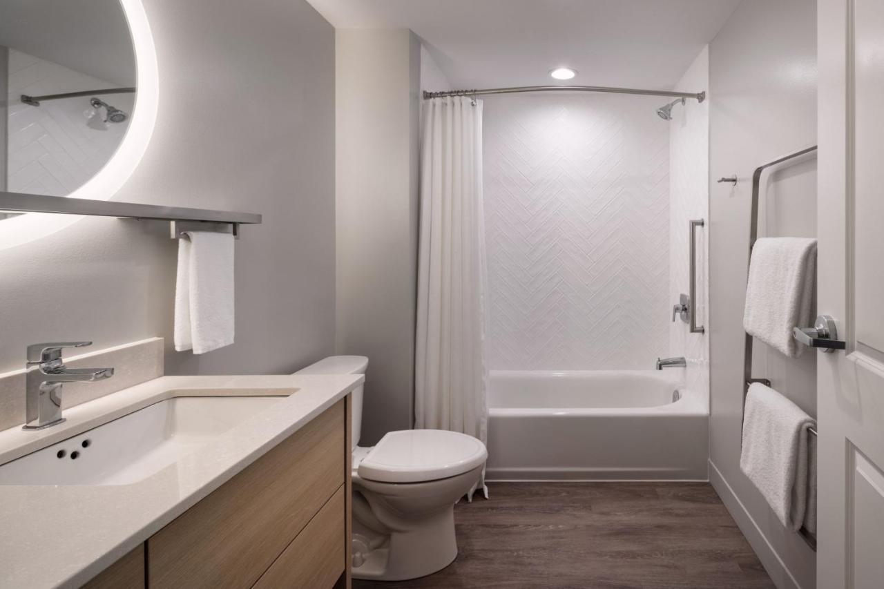 Towneplace Suites By Marriott West Kelowna Esterno foto